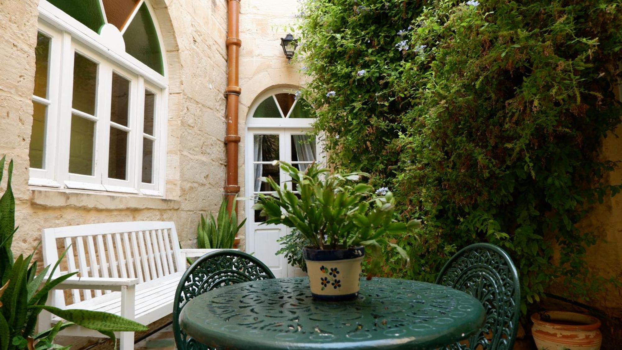 Village Knights Accommodation Żebbuġ Eksteriør bilde