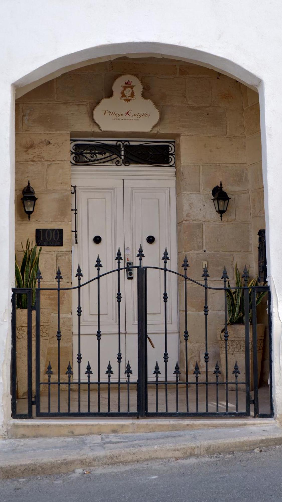 Village Knights Accommodation Żebbuġ Eksteriør bilde